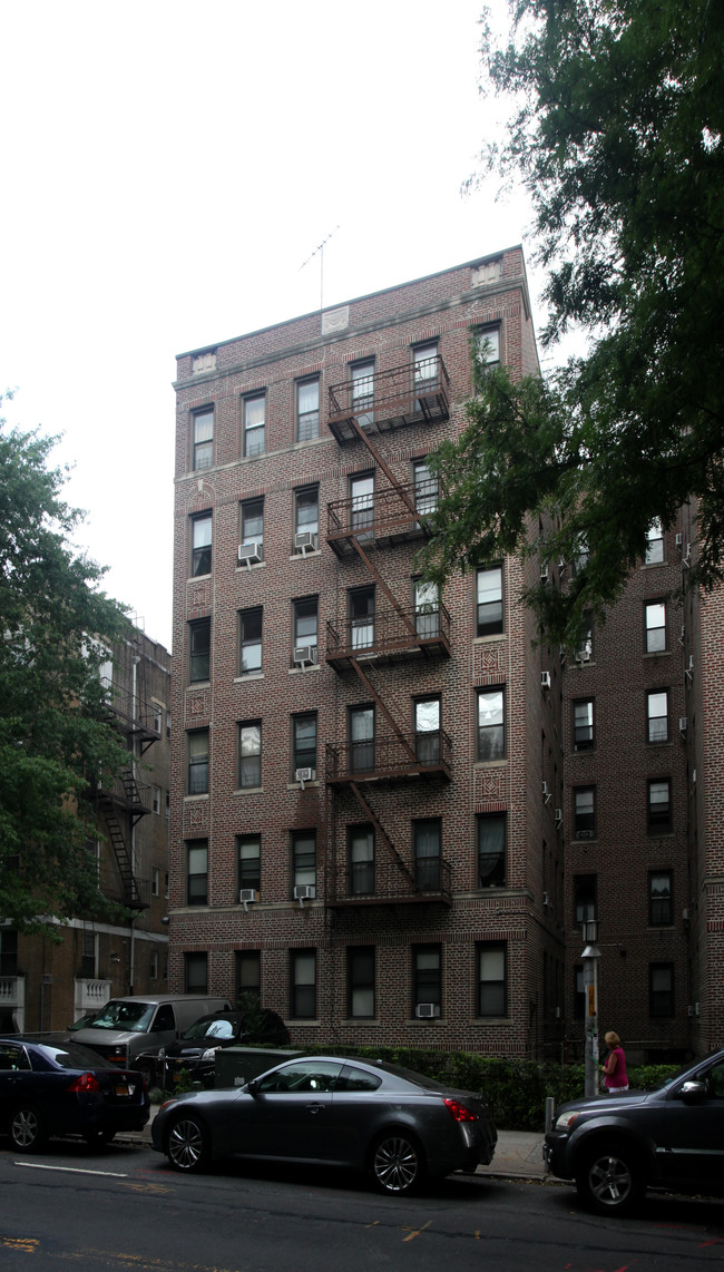 8246 Lefferts Blvd in Kew Gardens, NY - Building Photo - Building Photo