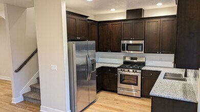 643 NE Kerns Dr in Dallas, OR - Building Photo - Building Photo