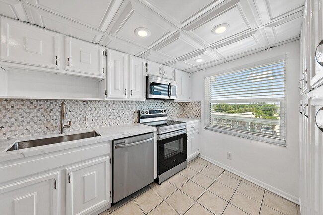 155 Yacht Club Dr in North Palm Beach, FL - Building Photo - Building Photo