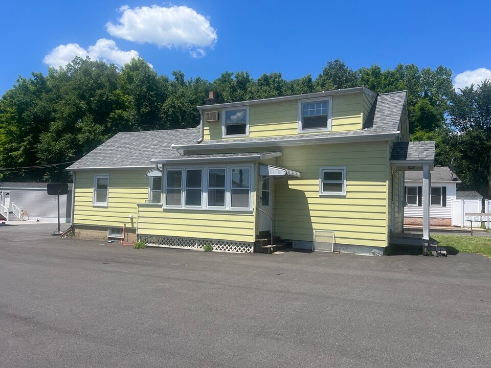 1402 Waterbury Rd in Thomaston, CT - Building Photo