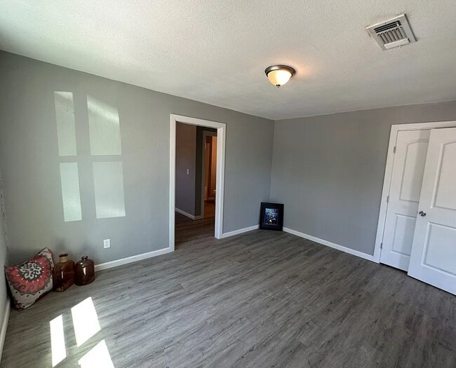 1 N Van Buren St, Unit C in San Angelo, TX - Building Photo - Building Photo