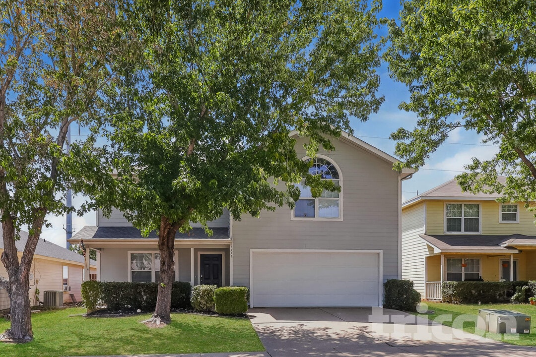 1575 Wildflower Dr in Waxahachie, TX - Building Photo