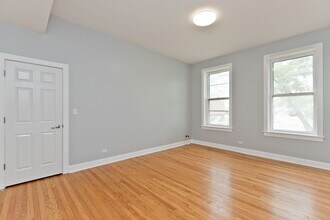 3324 W Diversey Ave in Chicago, IL - Foto de edificio - Building Photo