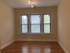 1303 W Columbia Ave, Unit 1 in Chicago, IL - Foto de edificio - Building Photo