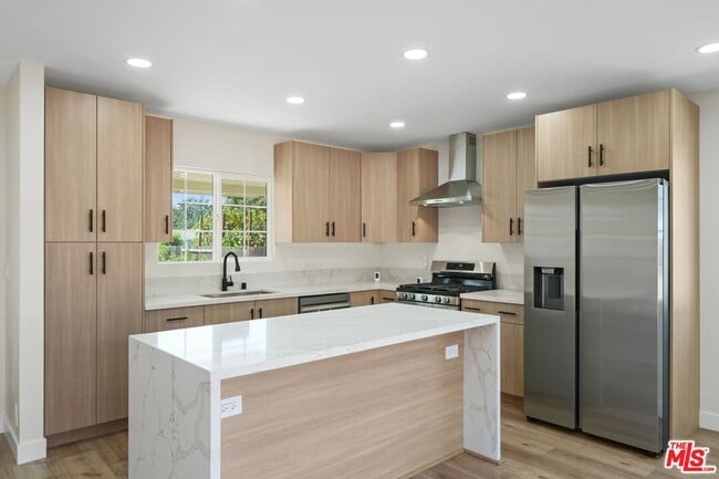 21009 Saticoy St in Los Angeles, CA - Building Photo - Building Photo