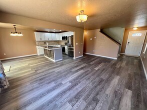 943 Glengrove Ave in Central Point, OR - Building Photo - Building Photo
