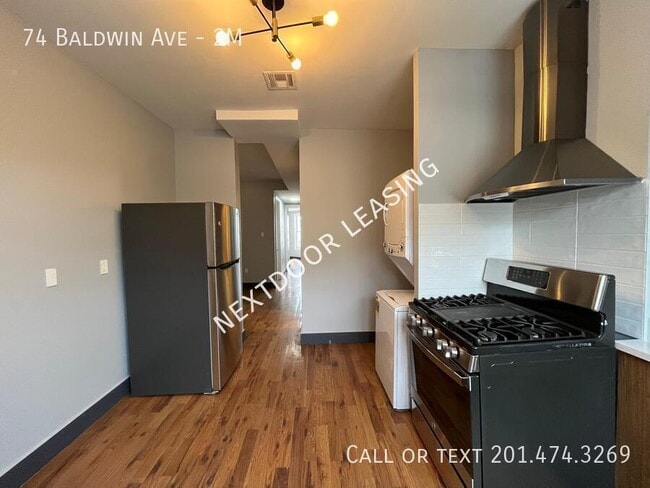 74 Baldwin Ave in Jersey City, NJ - Building Photo - Building Photo