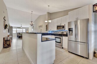 4693 Lucerne Lakes Blvd E, Unit 203 in Greenacres, FL - Building Photo - Building Photo