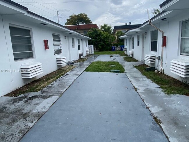 16120 NE 19th Pl in North Miami Beach, FL - Building Photo - Building Photo