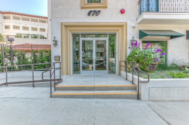 Roberts Hall in Los Angeles, CA - Foto de edificio - Building Photo