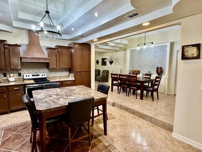 111 Larga Vista Dr in Laredo, TX - Building Photo - Building Photo