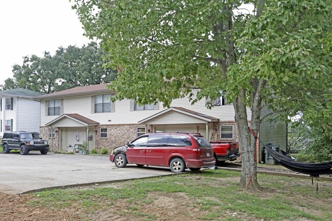 2481 N Brophy Ave in Fayetteville, AR - Foto de edificio - Building Photo