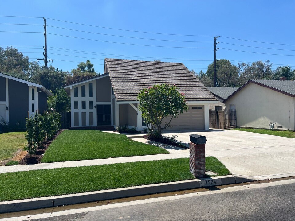 7924 E Woodsboro Ave in Anaheim, CA - Building Photo