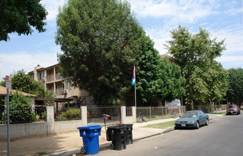 Walnut Point Apartments in Canoga Park, CA - Building Photo - Building Photo