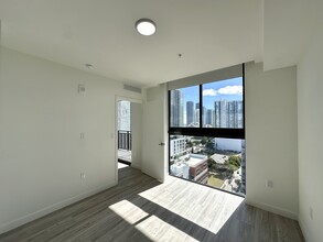 1531 NW 1st Ct, Unit B9 in Miami, FL - Foto de edificio - Building Photo