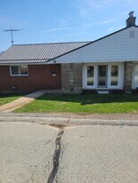 2528 Anne Way, Unit 2528 in Lower Burrell, PA - Building Photo
