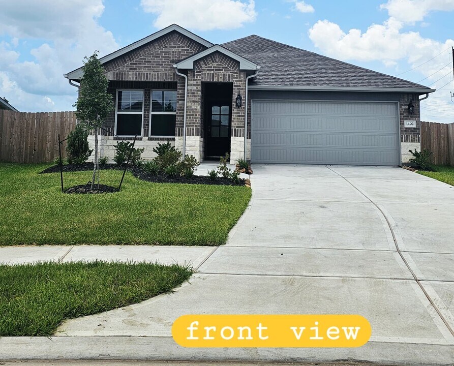 1402 Copeland Dr in Rosharon, TX - Building Photo