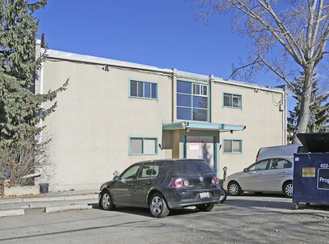 3528 Charleswood Dr NW in Calgary, AB - Building Photo - Building Photo