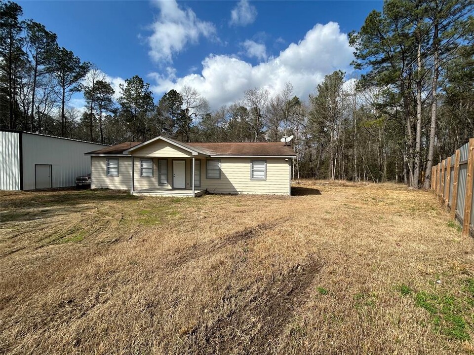 1001 Humbird Dr in Cleveland, TX - Building Photo