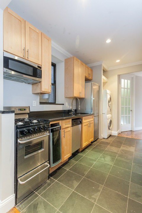 171 E 102nd St in New York, NY - Building Photo