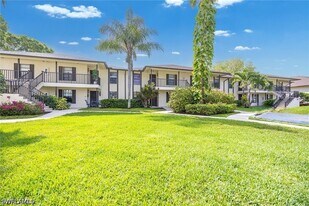 500 Misty Pines Cir in Naples, FL - Building Photo