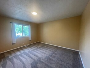 2109 Nottingham Dr in Bellevue, NE - Building Photo - Building Photo