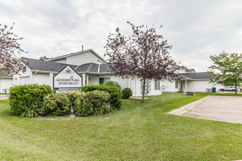 Kestrel Park Townhomes in Glencoe, MN - Foto de edificio