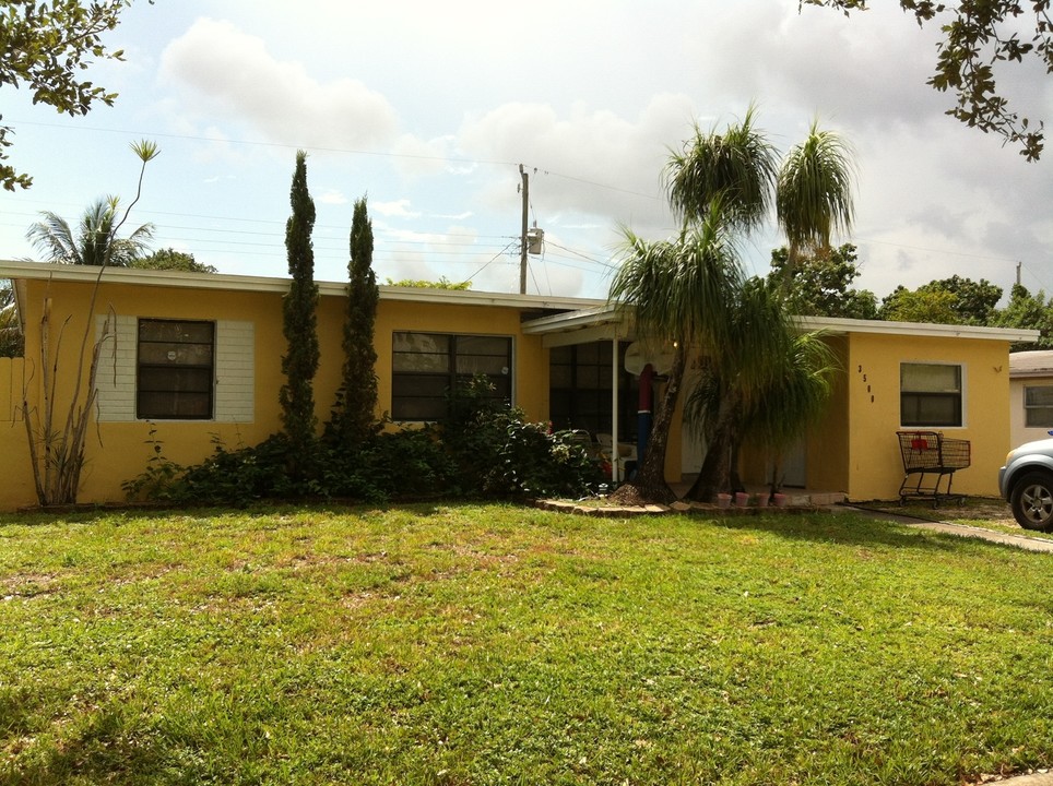 3748 SW 39th St in West Park, FL - Building Photo