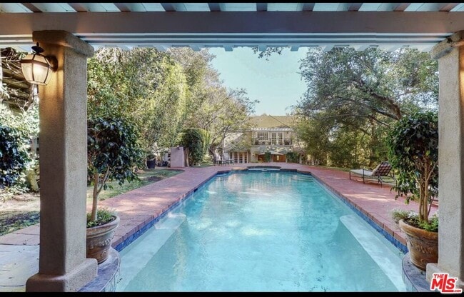 898 N Bundy Dr in Los Angeles, CA - Building Photo - Building Photo