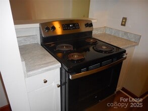 5016 Sardis Rd in Charlotte, NC - Foto de edificio - Building Photo