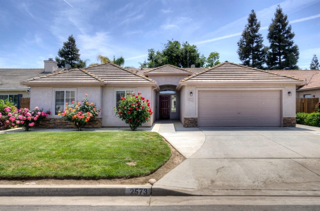 2573 E Skyview Ave in Fresno, CA - Building Photo