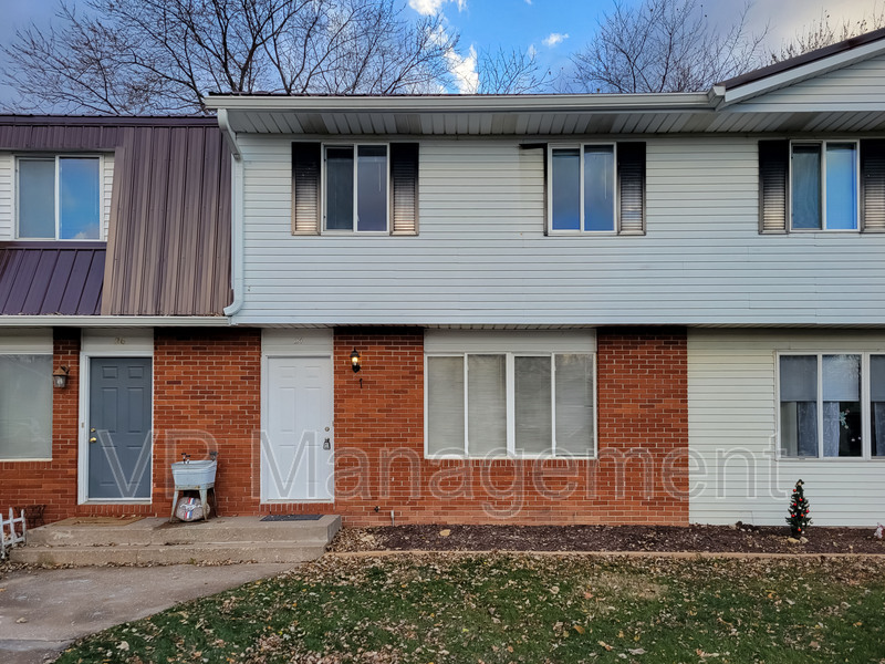 24 Park Crest Ct in Eldridge, IA - Building Photo