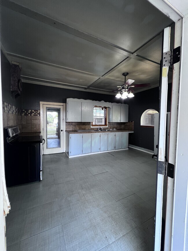 1204 E Academy St in Paris, AR - Building Photo - Building Photo