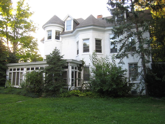 33 Estaugh Ave in Haddonfield, NJ - Foto de edificio - Building Photo