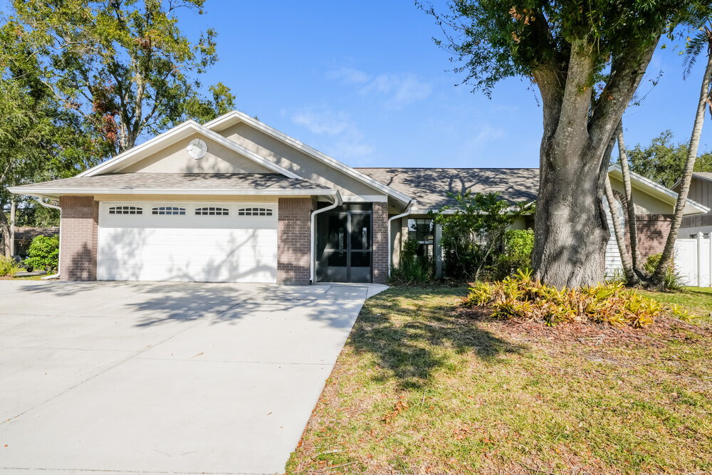 1608 Shady Leaf Dr in Valrico, FL - Foto de edificio