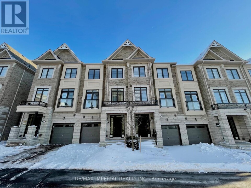 18 William Adams Ln in Richmond Hill, ON - Building Photo