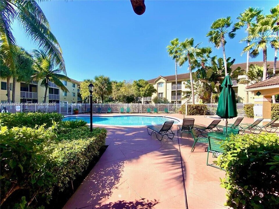 410 S Park Rd, Unit 1-208 in Hollywood, FL - Foto de edificio
