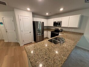 140 Kings Parish Ct in Columbia, SC - Building Photo - Building Photo