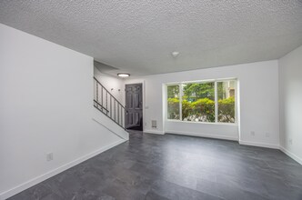 Crestview Townhomes in Lynnwood, WA - Foto de edificio - Interior Photo