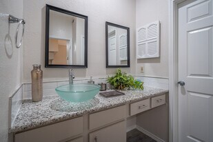 Green Tree Place in Houston, TX - Building Photo