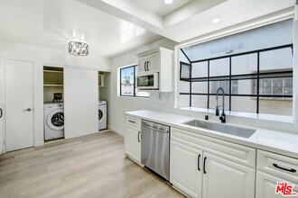 18445 Hatteras St in Los Angeles, CA - Building Photo - Building Photo