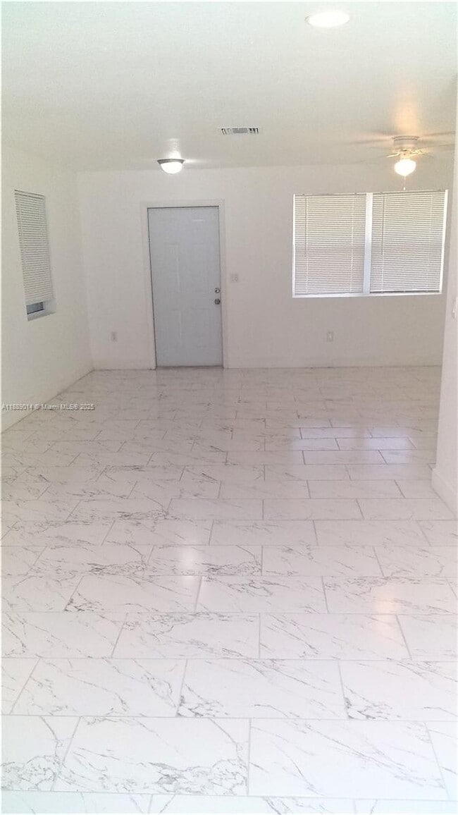 710 52nd St in West Palm Beach, FL - Foto de edificio - Building Photo