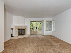 4850 Bella Pacific Row in San Diego, CA - Building Photo - Building Photo