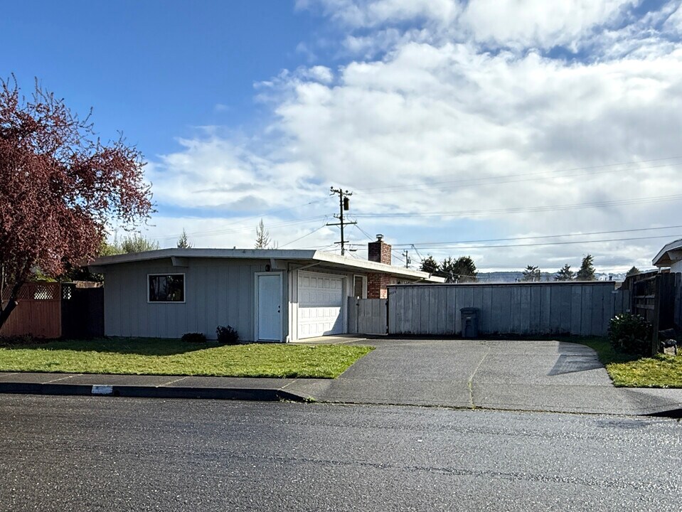 2055 Forest Lake Dr in Eureka, CA - Foto de edificio