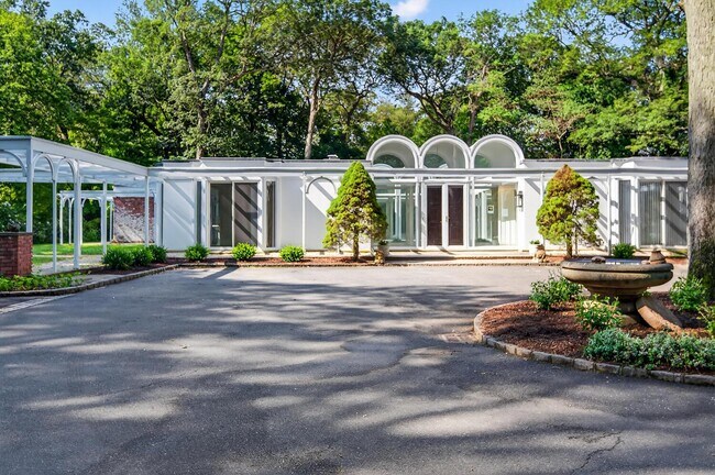 156 Horseshoe Rd in Mill Neck, NY - Building Photo - Building Photo