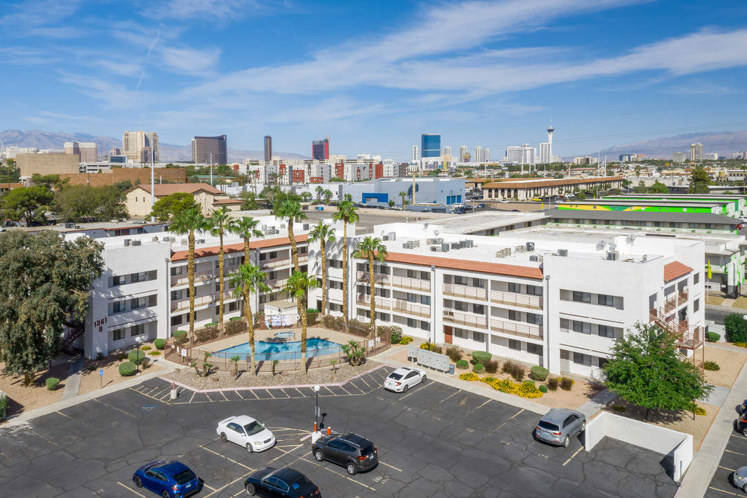 1381 E University Ave in Las Vegas, NV - Building Photo