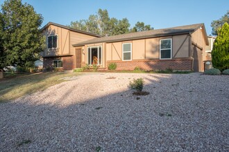 6567 Charter Dr in Colorado Springs, CO - Foto de edificio - Building Photo
