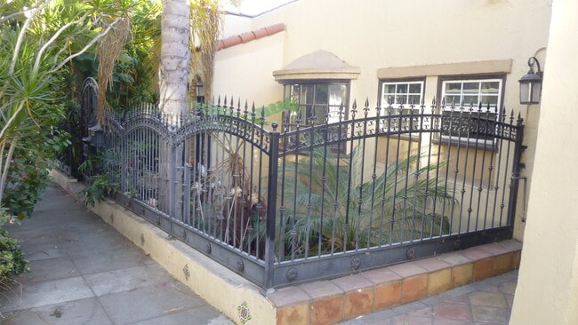 2047 Ivar Ave, Unit 2047 in Los Angeles, CA - Building Photo - Building Photo