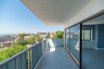 300 Lynn Shore Dr, Unit 1004 in Lynn, MA - Foto de edificio - Building Photo