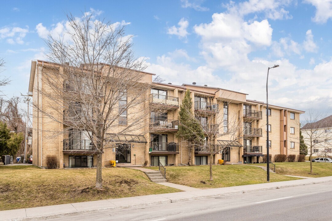 9160-9170 Perras Boul in Montréal, QC - Building Photo